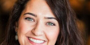 This article provides a balanced overview of Meredith Schwartz's professional background, core areas of expertise, leadership...