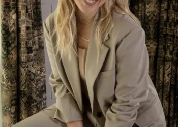 This guide looks at Rapp's reported height, early life, family, how tall is renee rapp education, career, relationships, public image.....